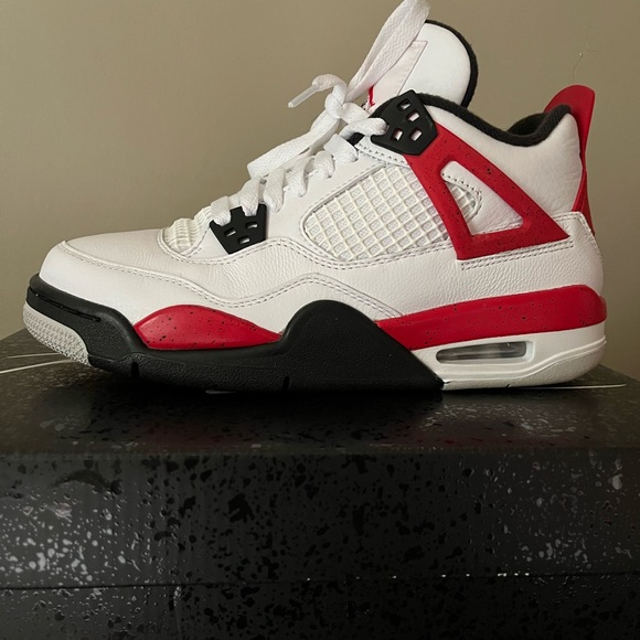 Air Jordan 4 Retro, size 6Y. Like new, barely worn - Picture 4 of 4